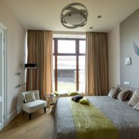 Image d'un oiseau sur un mur d'accent gris d'une chambre à coucher