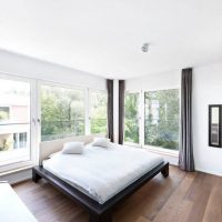 Intérieur de la chambre lumineuse avec fenêtres panoramiques