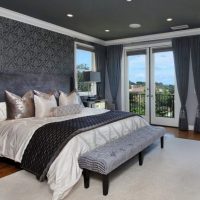 Tapis gris clair dans une pièce au plafond sombre