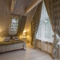 Éclairage de chambre mansardée d'une maison privée