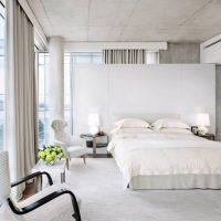 Plafond gris dans une chambre lumineuse