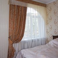 Rideau italien asymétrique sur la fenêtre de la chambre