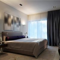 Rideaux noirs dans une chambre de style minimaliste