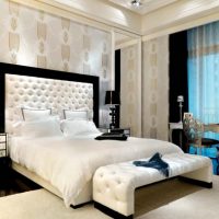 Accents noirs dans une chambre lumineuse