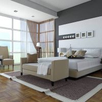 Mur gris et blanc dans une chambre spacieuse