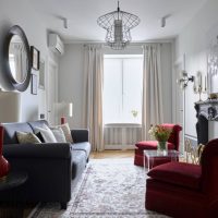 Rideaux à la mode à l'intérieur de la salle