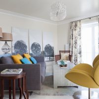 Lustre en verre sur un plafond brillant