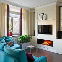 L'intérieur d'une petite pièce avec une cheminée décorative