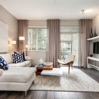 Tapis gris sur un plancher en bois