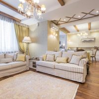Poutres en bois sur un plafond blanc