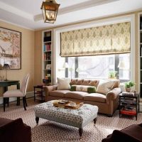 Étagères intégrées sur les côtés de la fenêtre dans le salon