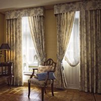 Rideaux en lambrequins de tissu coloré