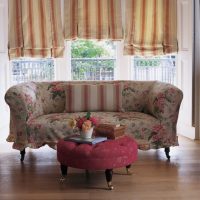 Couverture en tissu avec des fleurs sur un canapé classique