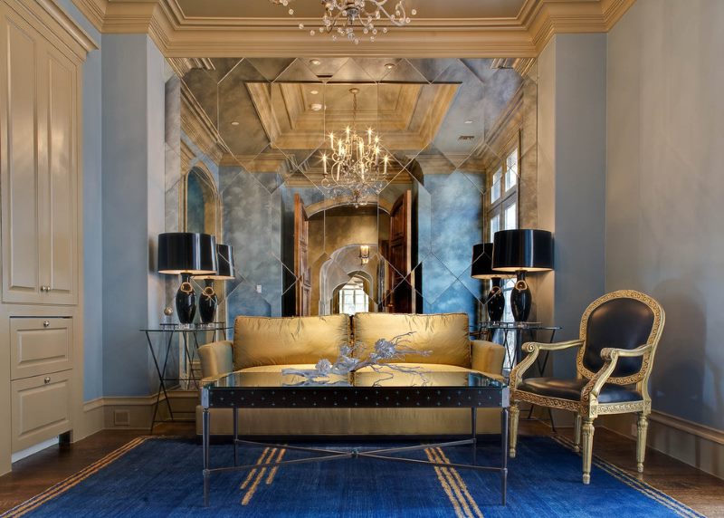 Habitación estrecha con azulejos de espejo.