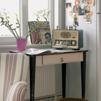 Vieille radio sur une petite table