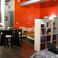 Le design de la zone de canapé en rouge