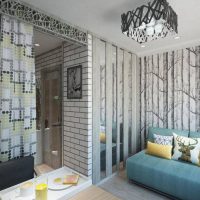 Papier peint gris sur le mur du salon