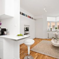 Tapis gris sur un plancher en bois