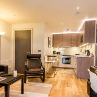 Éclairage lumineux dans un appartement à fenêtre unique
