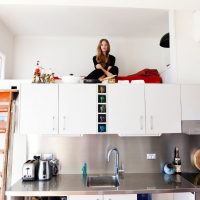 Mezzanine avec une couchette au-dessus des armoires de cuisine