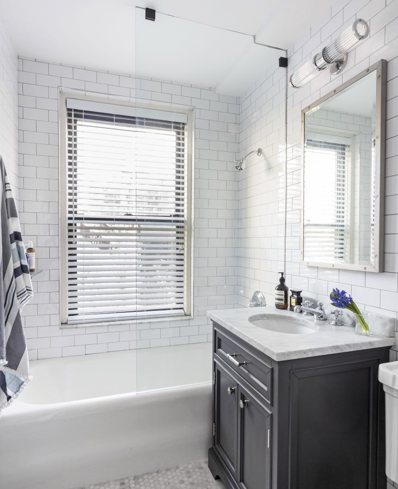 Diseño de baño combinado en blanco