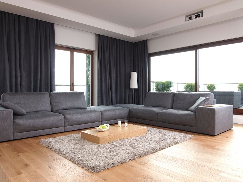 Mobilier rembourré gris sur un sol stratifié clair