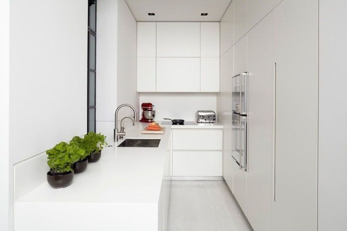 Disposición minimalista de una cocina alargada.