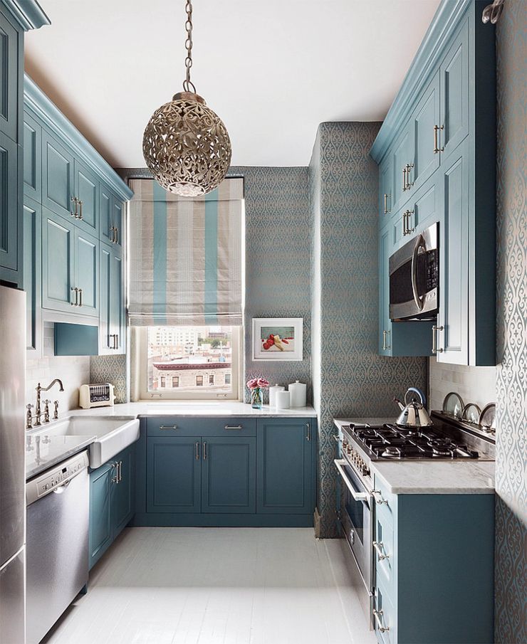 Interior de una cocina estrecha en forma de U