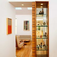 Étagères en verre à l'intérieur du couloir