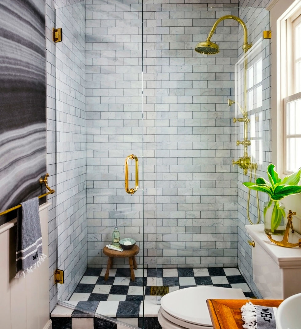 Interior del baño combinado en estilo moderno.