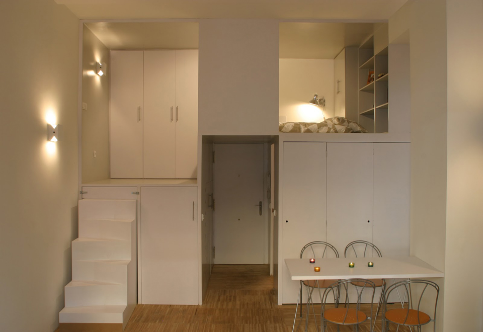 Organisation de l'espace dans un studio avec haut plafond