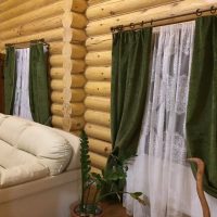 Canapé lumineux dans une cabane en rondins