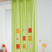 Carrés rouges et oranges sur des rideaux vert clair