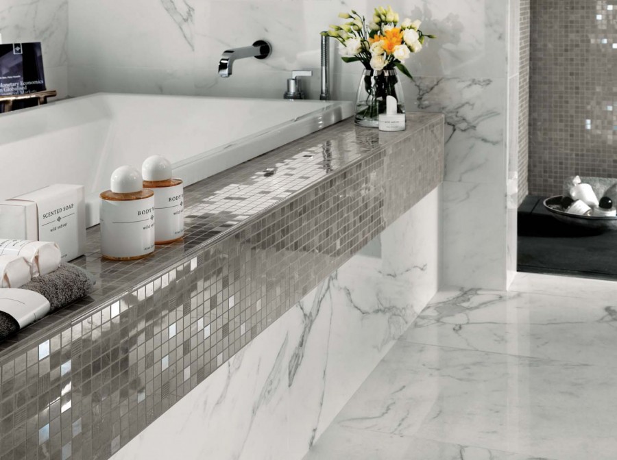 Usando un mosaico con una superficie de espejo en el baño