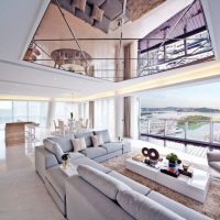 Salón interior con vista al mar