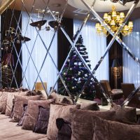 Almohadas decorativas en el sofá de la sala de estar