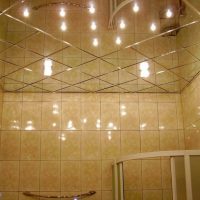 Espejo de techo en el interior del baño.