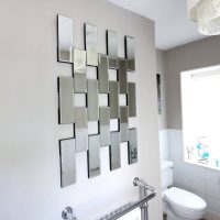 Espejos rectangulares en el interior del baño.