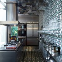 Mosaico de cerámica en el piso de la cocina
