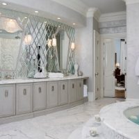 Diseño de baño con bañera grande.