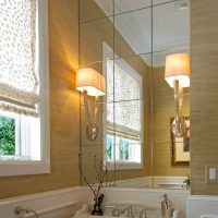 Lámparas sobre el lavabo en el baño.
