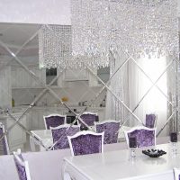 Araña de cristal en el techo de la cocina-sala de estar