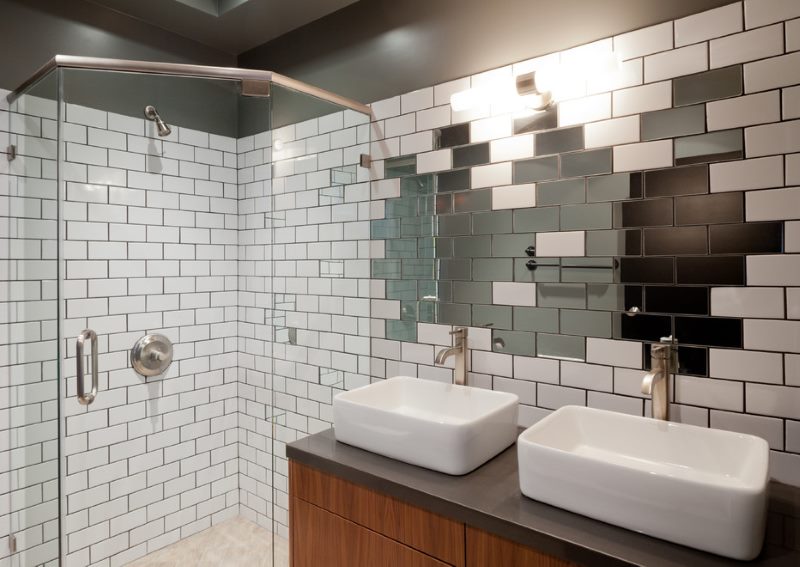 La combinación de espejo y azulejo en el interior del baño.