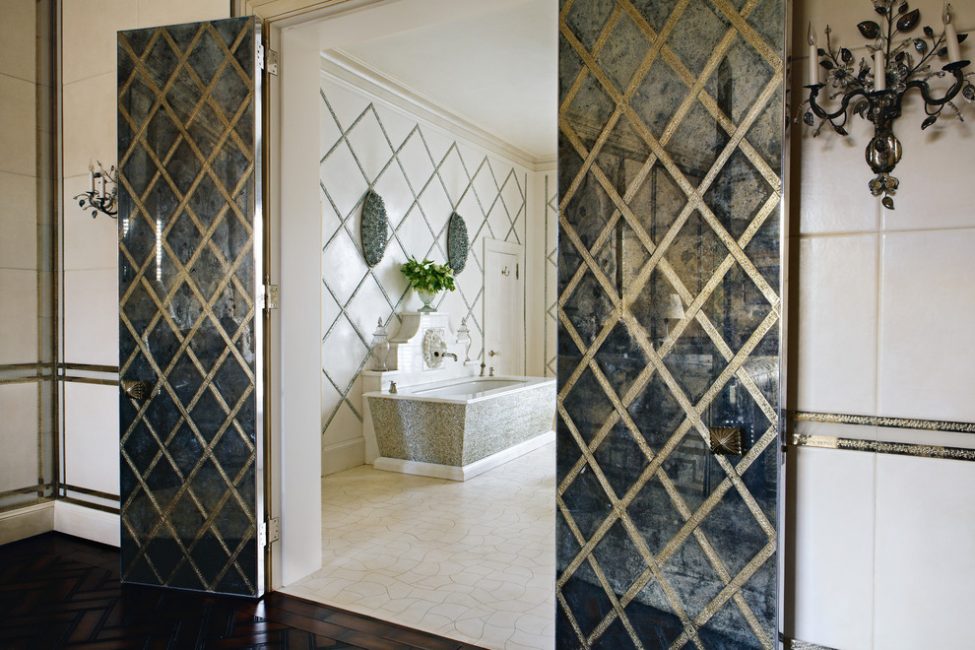 Puertas batientes con espejos en el baño.