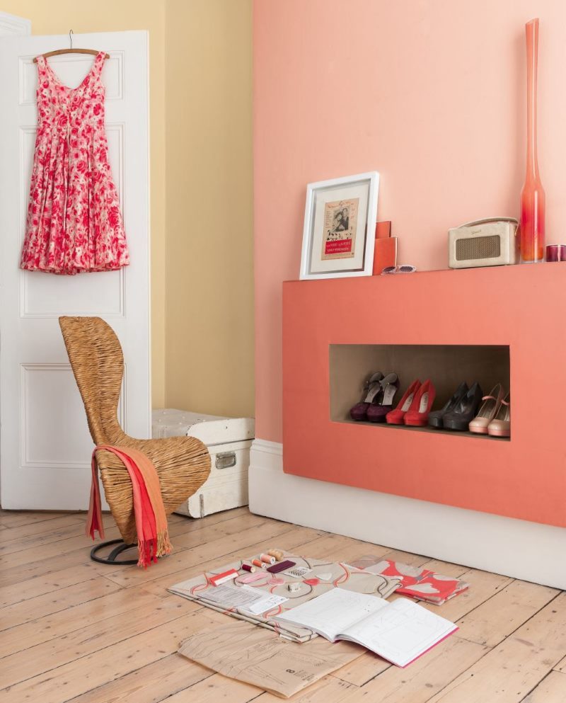Couleur rose à l'intérieur du salon