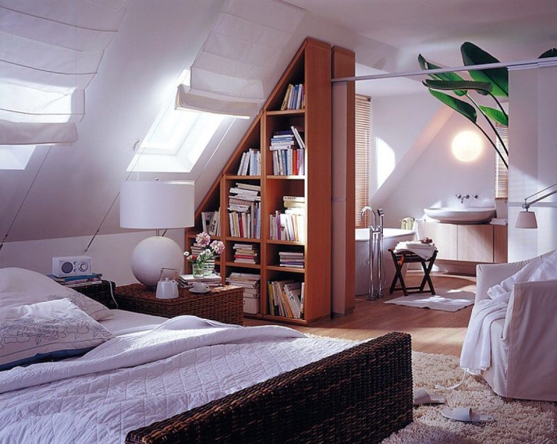 Intérieur d'une pièce lumineuse dans un grenier moderne