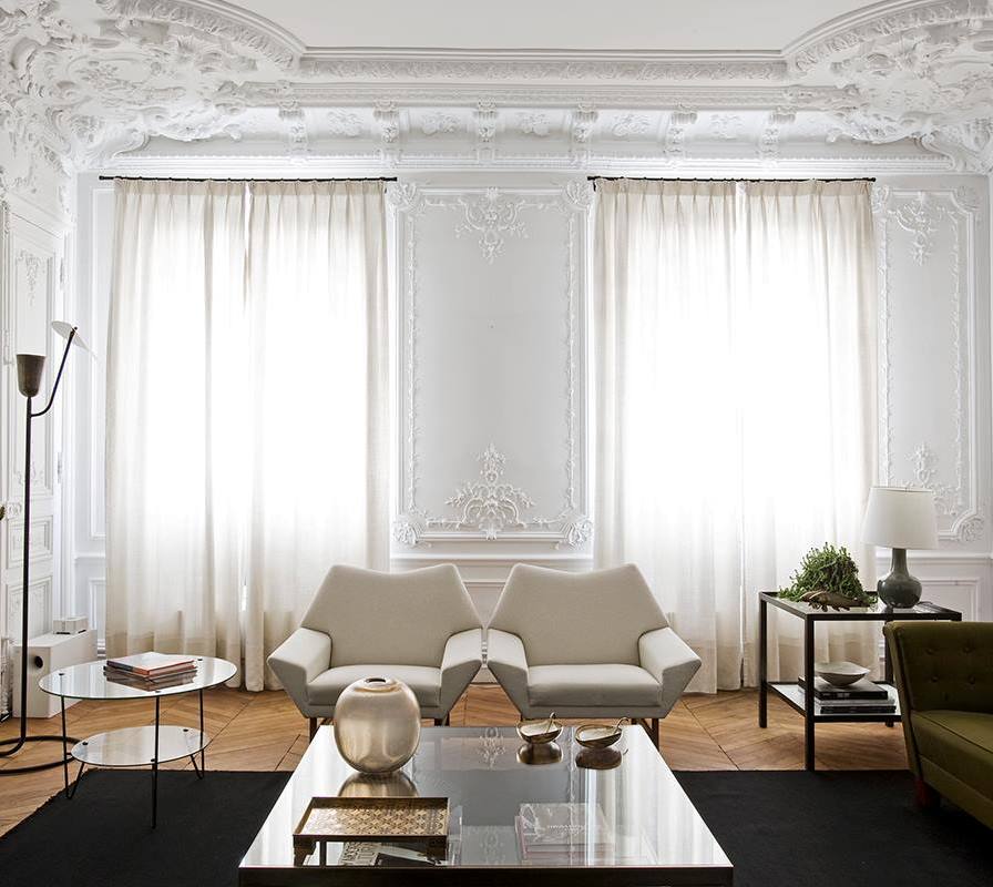 Paredes blancas de una moderna sala de estar de estilo antiguo