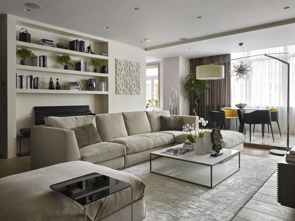 Étagères intégrées à l'intérieur du salon
