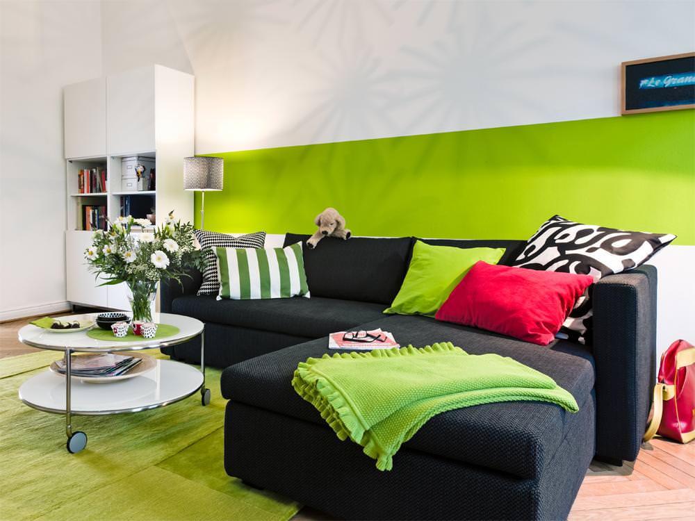 La combinación de verde y negro en el interior de la sala de estar.
