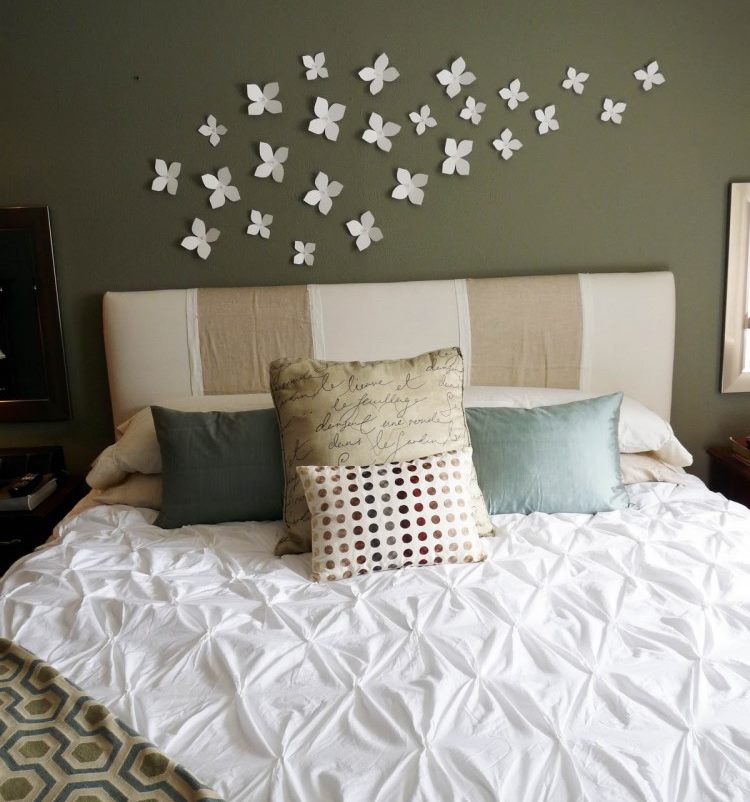 Décoration murale bricolage sur le lit